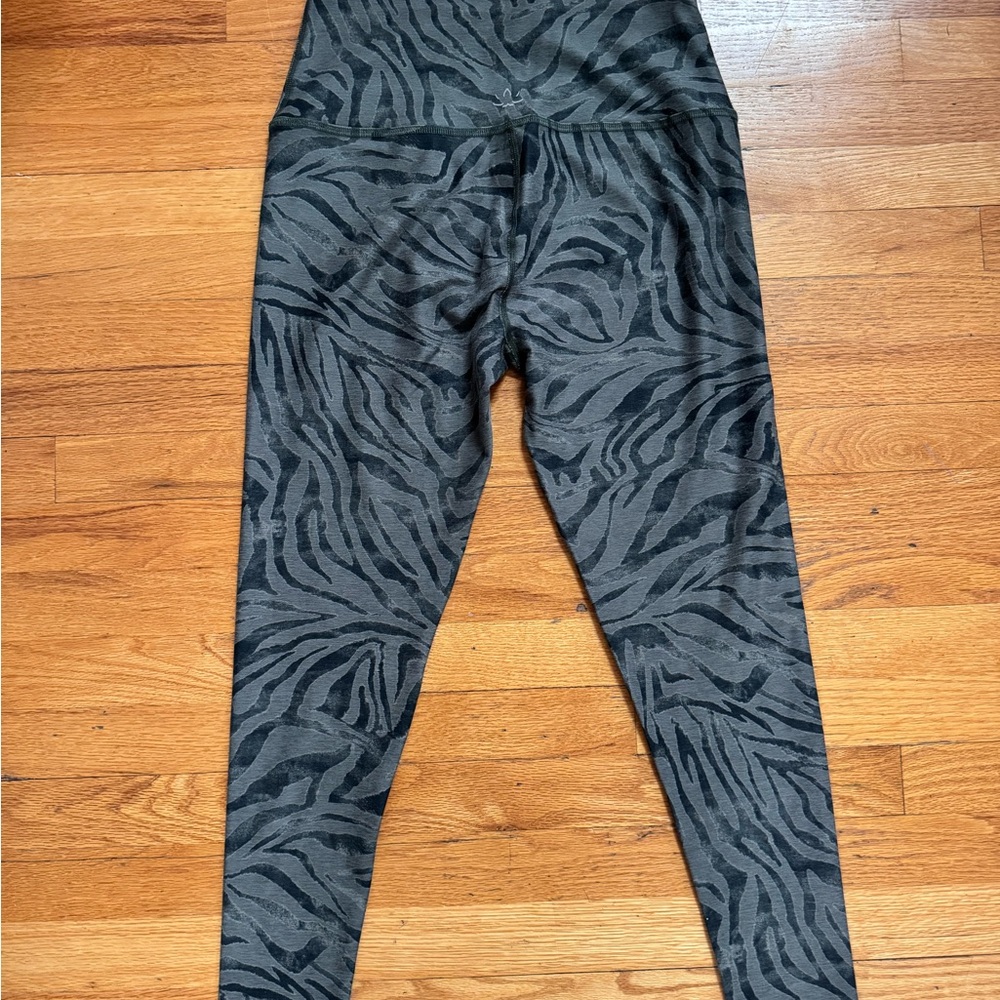 Beyond Yoga Leggings High Waisted Green Zebra Women’s XL - Picture 2 of 5